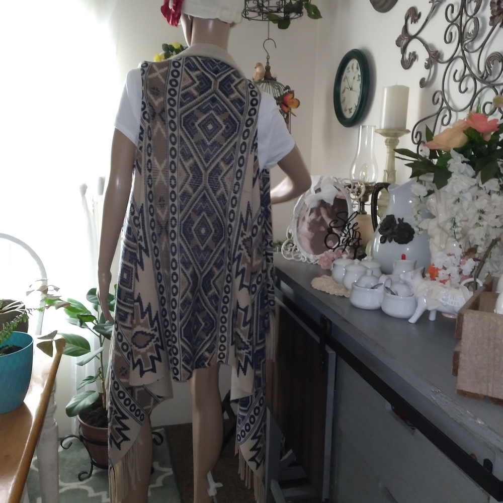 Fringed Geometric Patterned Vest - Picture 4 of 6